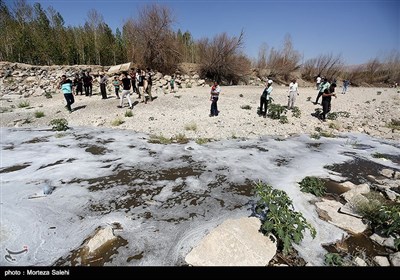 30میلیون متر مکعب از آب زاینده رود به منظور حفظ باغات استان اصفهان رها سازی شد .آب زاینده روز به مدت ده روز باز است و تا سد نکوآباد پیشروی میکند اما به شهر اصفهان نمیرسد .