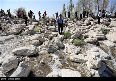 30میلیون متر مکعب از آب زاینده رود به منظور حفظ باغات استان اصفهان رها سازی شد .آب زاینده روز به مدت ده روز باز است و تا سد نکوآباد پیشروی میکند اما به شهر اصفهان نمیرسد .