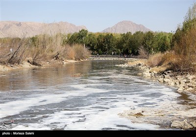 30میلیون متر مکعب از آب زاینده رود به منظور حفظ باغات استان اصفهان رها سازی شد .آب زاینده روز به مدت ده روز باز است و تا سد نکوآباد پیشروی میکند اما به شهر اصفهان نمیرسد .