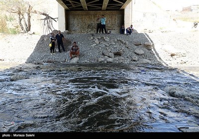 30میلیون متر مکعب از آب زاینده رود به منظور حفظ باغات استان اصفهان رها سازی شد .آب زاینده روز به مدت ده روز باز است و تا سد نکوآباد پیشروی میکند اما به شهر اصفهان نمیرسد .