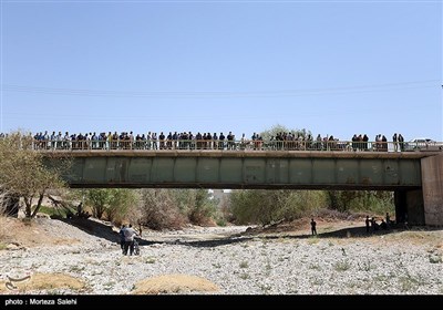 30میلیون متر مکعب از آب زاینده رود به منظور حفظ باغات استان اصفهان رها سازی شد .آب زاینده روز به مدت ده روز باز است و تا سد نکوآباد پیشروی میکند اما به شهر اصفهان نمیرسد .