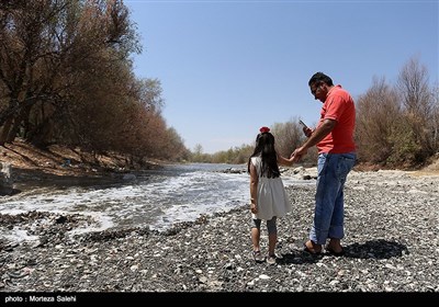 30میلیون متر مکعب از آب زاینده رود به منظور حفظ باغات استان اصفهان رها سازی شد .آب زاینده روز به مدت ده روز باز است و تا سد نکوآباد پیشروی میکند اما به شهر اصفهان نمیرسد .