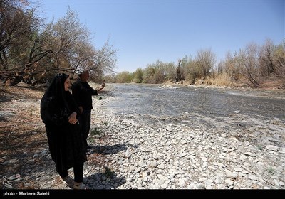 30میلیون متر مکعب از آب زاینده رود به منظور حفظ باغات استان اصفهان رها سازی شد .آب زاینده روز به مدت ده روز باز است و تا سد نکوآباد پیشروی میکند اما به شهر اصفهان نمیرسد .