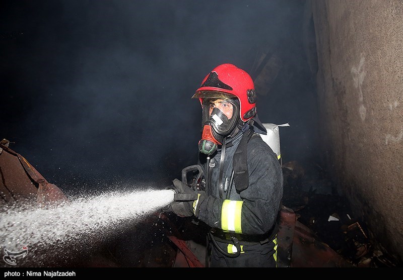 آتش‌سوزی در یک واحد صنعتی در شهرک شکوهیه قم؛ علت حادثه مشخص نیست