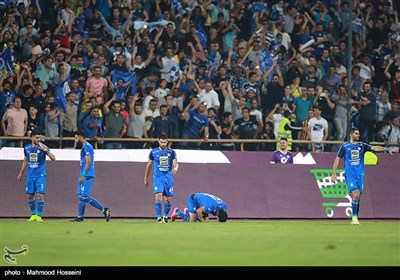 شادی پس از گل دوم بازیکنان تیم‌ فوتبال استقلال تهران