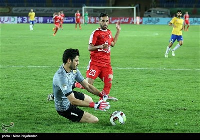 دیدار تیم‌های فوتبال پدیده و صنعت نفت - مشهد