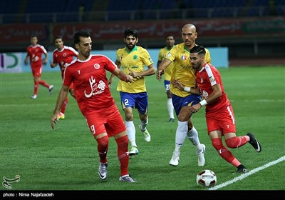 دیدار تیم‌های فوتبال پدیده و صنعت نفت - مشهد