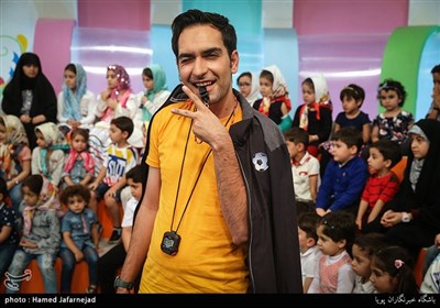 محمدرضا بهروز مجری فوتبال برنامه تلویزیونی کودک و نوجوان رنگین کمان