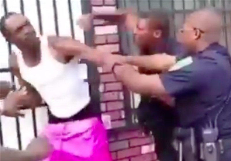 US: Baltimore Police Filmed Brutally Punching Black Man (+Video)