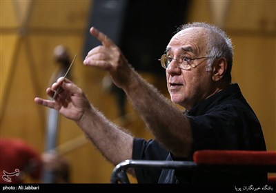 نادر مرتضی‌پور رهبر ارکستر سمفونیک تهران 