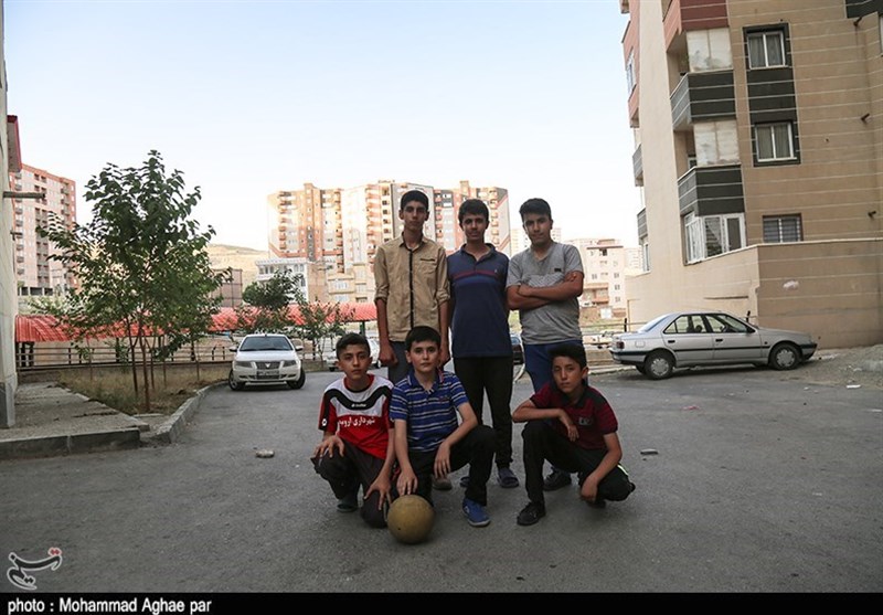 ارومیه| فوتبال با اعمال شاقه/انبوه سازان یک وجب جا برای بچه‌ها باقی نگذاشتند