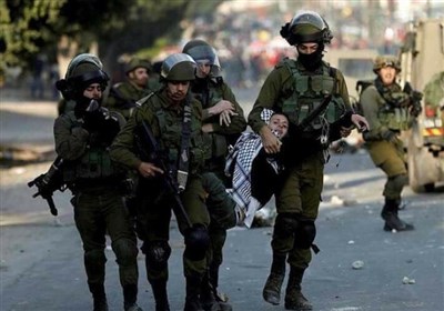 جنود إسرائیلیون ینتهکون حرمة الأقصى ویعتقلون فتیات من داخله