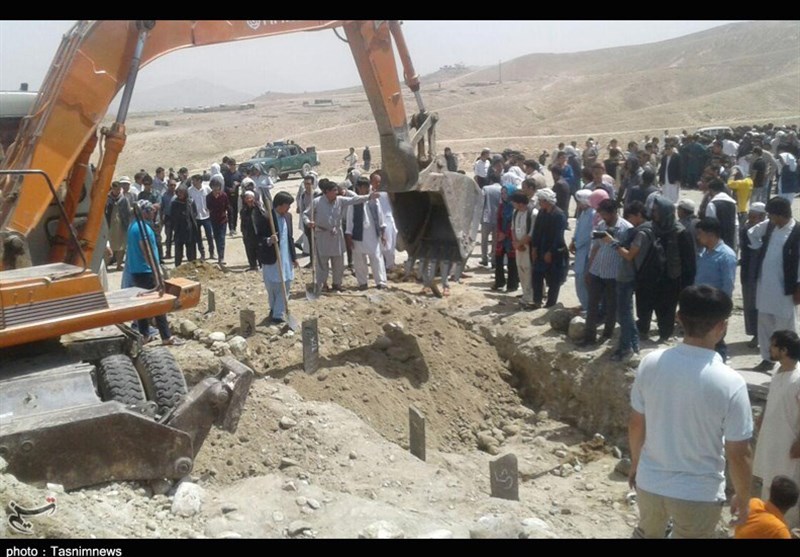 مردم در مراسم تدفین شهدای کابل: پس از این خودمان امنیت را برقرار خواهیم کرد + عکس
