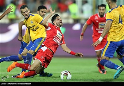 دیدار تیم‎های فوتبال پرسپولیس و نفت مسجد سلیمان