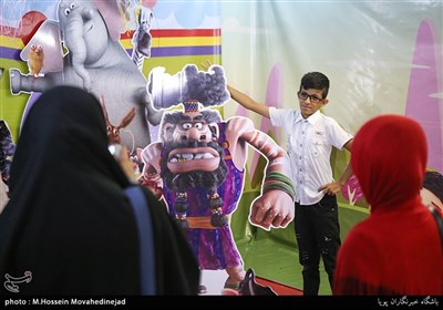 عکس یادگاری با نماد های عروسکی ایرانی