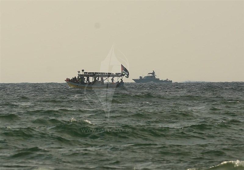 فلسطین| آغاز پنجمین راهپیمایی دریایی از بندر غزه؛ تیراندازی صهیونیست‌ها به کشتی‌ها