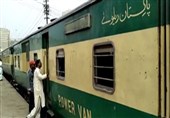 کراچی سے پہلی عید اسپیشل ٹرین روانہ: معمر افراد کو مفت سفر کی سہولت دستیاب