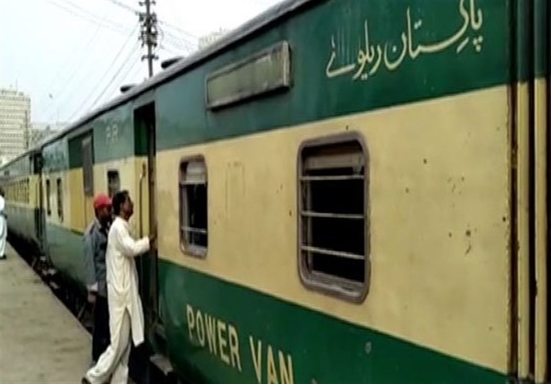 کراچی سے پہلی عید اسپیشل ٹرین روانہ: معمر افراد کو مفت سفر کی سہولت دستیاب