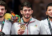 حسن یزدانی مدالهای قهرمانی خود را به موزه آستان قدس رضوی اهدا کرد