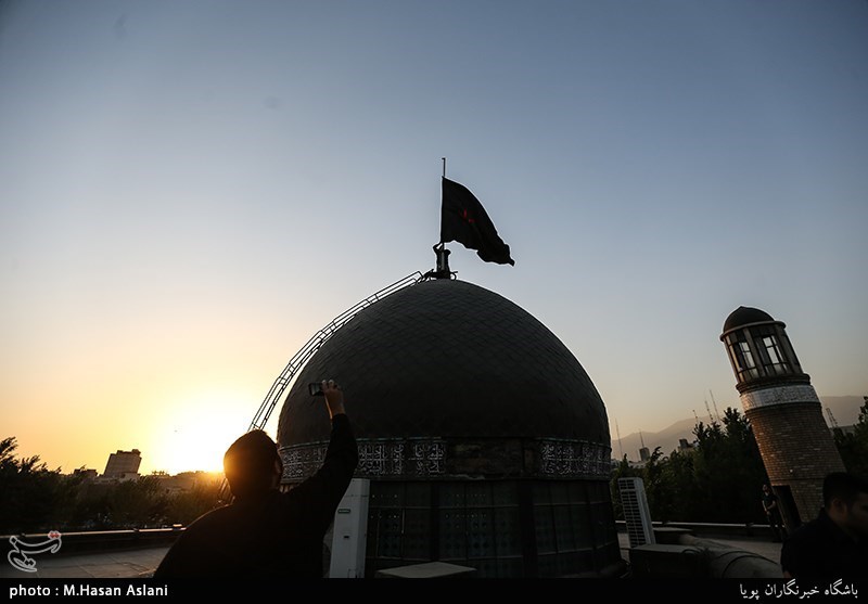 اهتزاز پرچم گنبد امام حسین(ع) بر فراز مراز شهدای گمنام