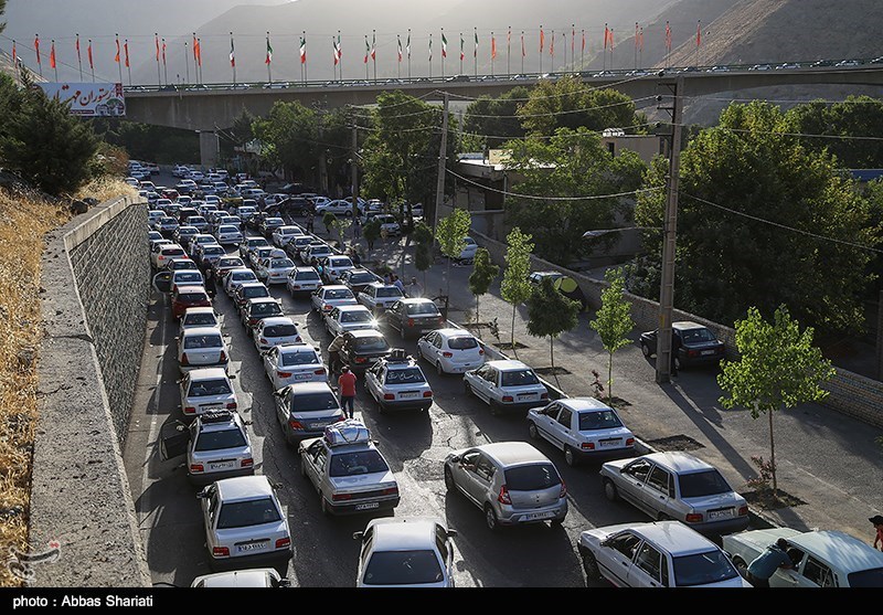 ترافیک در محور کرج - چالوس سنگین است/تردد پر حجم خودروها در آزادراه تهران - کرج