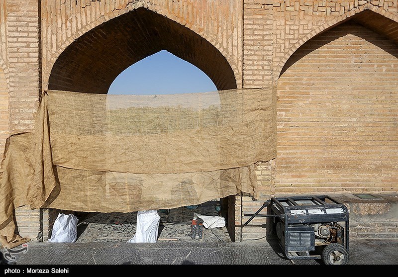 پل 400ساله اصفهان آشفته‌تر از همیشه؛ ایمن‌سازی موقت سی‌وسه‌‌پل + تصاویر