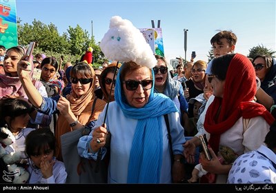 مراسم شادپیمایی عروسک‌ها در بوستان آب و آتش