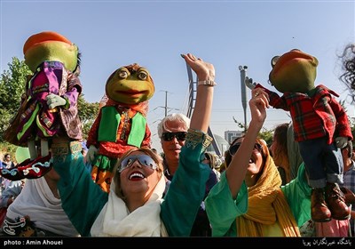 مراسم شادپیمایی عروسک‌ها در بوستان آب و آتش