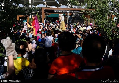 مراسم شادپیمایی عروسک‌ها در بوستان آب و آتش