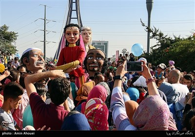 مراسم شادپیمایی عروسک‌ها در بوستان آب و آتش