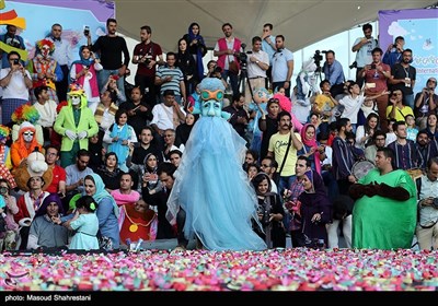  شادپیمایی عروسک‌ها در بوستان آب و آتش 