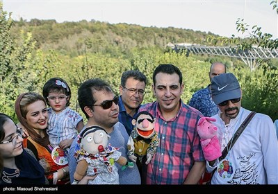 عنوان شادپیمایی عروسک‌ها در بوستان آب و آتش 