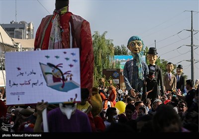  شادپیمایی عروسک‌ها در بوستان آب و آتش 