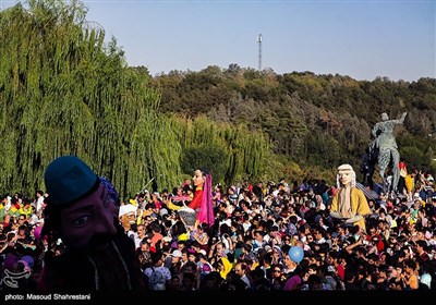  شادپیمایی عروسک‌ها در بوستان آب و آتش 