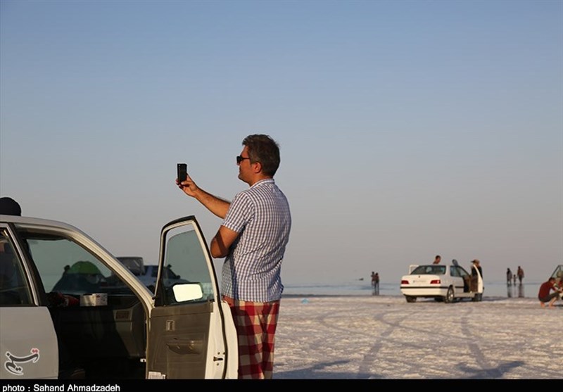 مسافران دریاچه ارومیه به جای آب با انبوهی از &quot;نمک&quot; روبه‌رو شدند+تصاویر