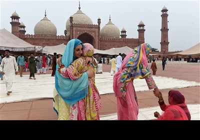  خواتین نے ایک دوسرے کو گلے لگا کر عید کی مبارک باد دی