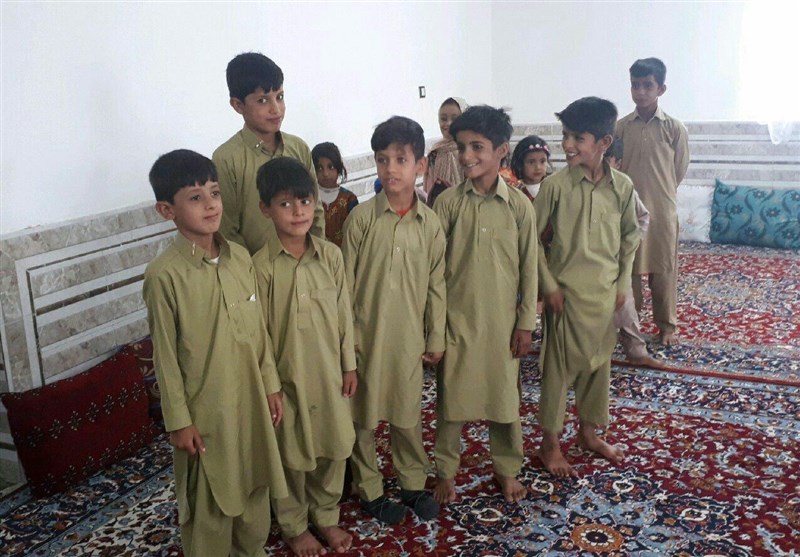 خراسان جنوبی| دانش‌آموزان عشایر همت‌آباد با لباس محلی بر سر کلاس درس حاضر شدند