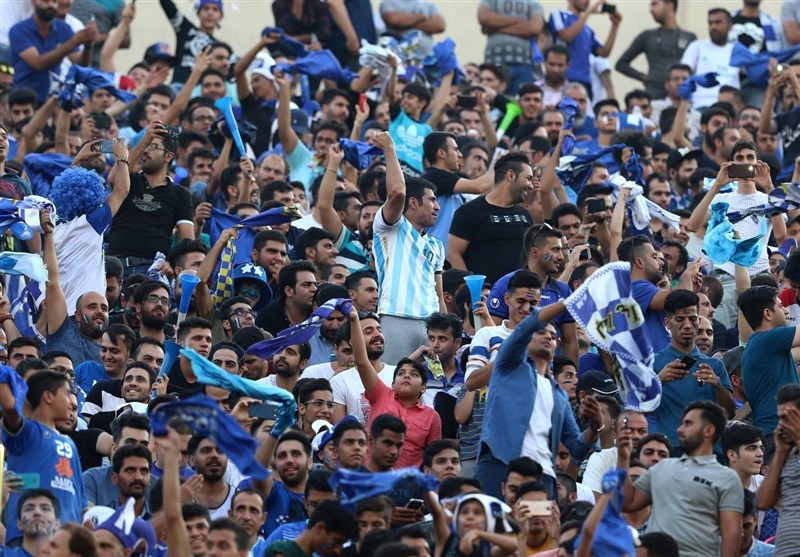 حاشیه دیدار استقلال - السد| اعتراض به داور و اهتراز پرچم‌های بزرگ آبی + عکس
