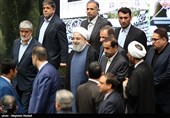 حاشیه جلسه سؤال از رئیس‌جمهور|کنایه روحانی به لاریجانی&quot;شما که اصلا کمیسیون نمی‌روید&quot;/ خراب بودن سیستم رئیس‌مجلس هنگام رای‌گیری