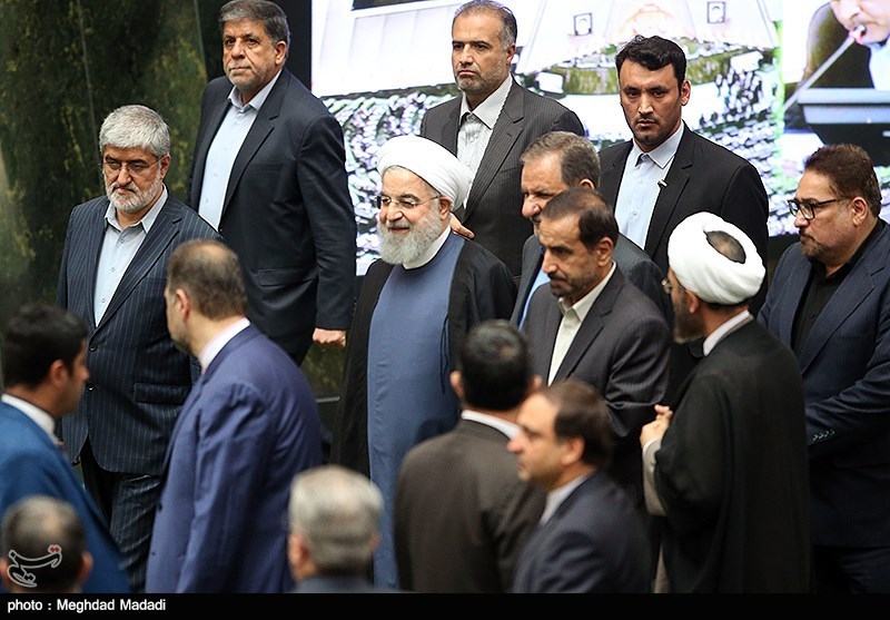 حاشیه جلسه سؤال از رئیس‌جمهور|کنایه روحانی به لاریجانی&quot;شما که اصلا کمیسیون نمی‌روید&quot;/ خراب بودن سیستم رئیس‌مجلس هنگام رای‌گیری