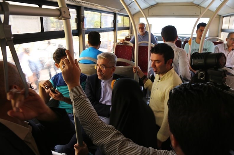 تصاویر اتوبوس سواری سرزده وزیر کنار مردم