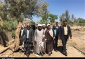 بازدید نماینده ولی‌فقیه در استان کرمان از منازل کپری ریگان