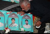 خانواده شهدای حادثه تروریستی مریوان با حضور فرماندهان ارشد سپاه تجلیل شدند+تصاویر