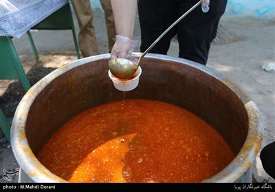 پخش غذای نذری به مناسبت عید غدیر در منطقه زمان آباد شهرری