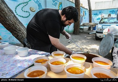 پخش غذای نذری به مناسبت عید غدیر در منطقه زمان آباد شهرری