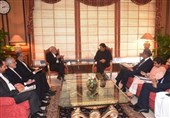 ظریف با نخست وزیر پاکستان درباره مرزبانان ربوده شده گفتگو کرد