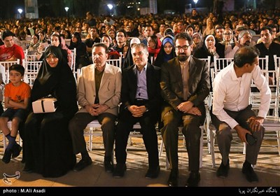  کنسرت خیابانی محمد معتمدی در بوستان آب و آتش با حضور واعظی رییس دفتر رییس جمهور