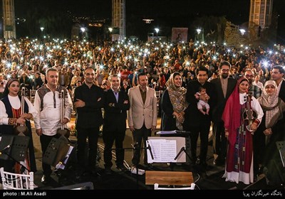  کنسرت خیابانی محمد معتمدی در بوستان آب و آتش با حضور واعظی رییس دفتر رییس جمهور