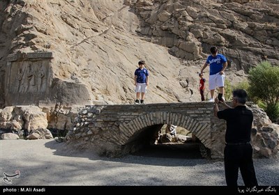 مسافران تابستانی در طاق بستان