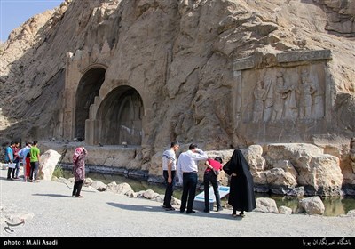 مسافران تابستانی در طاق بستان